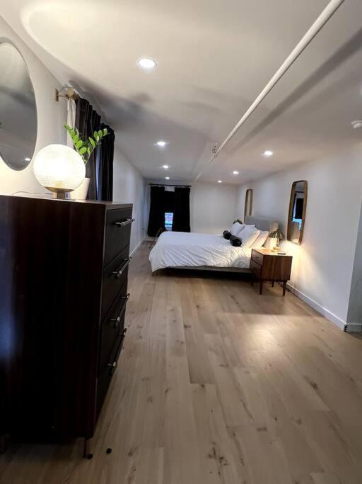 King Bed, The Phenix Historic Hotel, Spacious, Room # 406 Bangor Luaran gambar